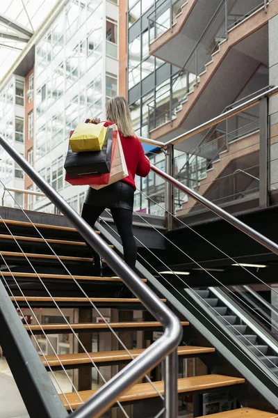 Mujer Adulta Usando Suéter Rojo Subiendo Las Escaleras Centro Comercial — Foto de Stock