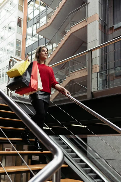 Mujer Adulta Vistiendo Suéter Rojo Bajando Las Escaleras Centro Comercial — Foto de Stock