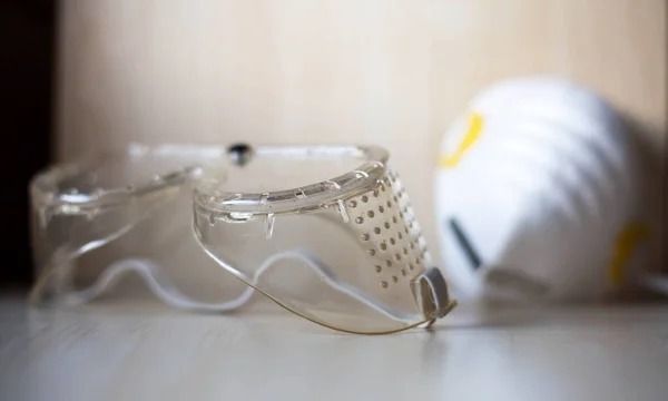 Gafas Seguridad Plástico Transparente Máscara Protectora Blanca Sobre Fondo Madera — Foto de Stock