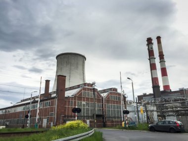 Siechnice, Polonya - 27 Mayıs 2020: Çekoslovakya elektrik santrali. CHP fabrikasındaki büyük bacalar ve demiryolu geçidi. 