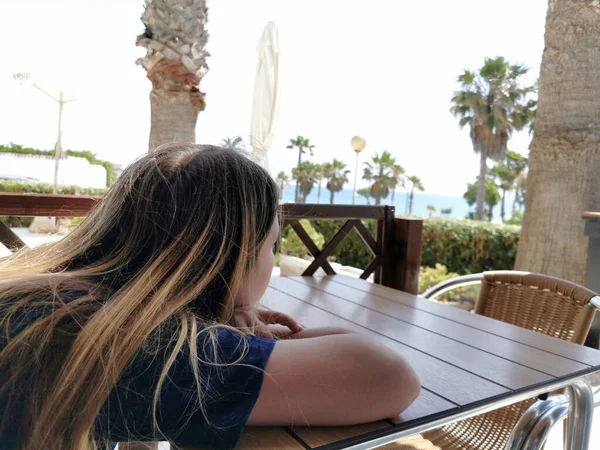 Ragazza Solitaria Caffè Tavolo Vuoto Sullo Sfondo Del Mare Palme — Foto Stock