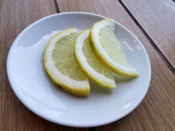 通りのカフェでテーブルの上のお茶のための3つのレモンスライス 健康的なライフスタイルとビタミン — ストック写真