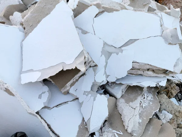 Kırık alçıpan parçaları bir yığın halinde, bir kopya yapıştırıcı ile enkaz inşa