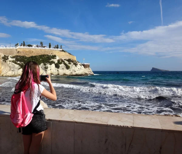 Молодая Девушка Розовым Рюкзаком Фотографирует Море Ясную Солнечную Погоду Летний — стоковое фото