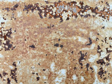 Pas, arka plan için eski beyaz boya boyunca sürünür.