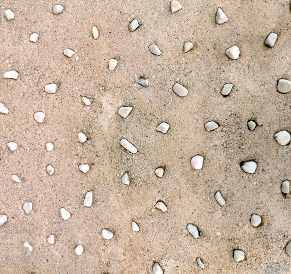 Текстура Белых Камней Редко Торчащих Над Поверхностью Бетонной Заливки Текстуры — стоковое фото