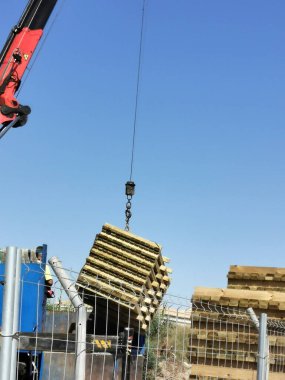 Sarı yelek, vinçler ve inşaat Torrevieja, Alicante, İspanya 'nın ortasında çitlere asılıyor. 11 Haziran 2020