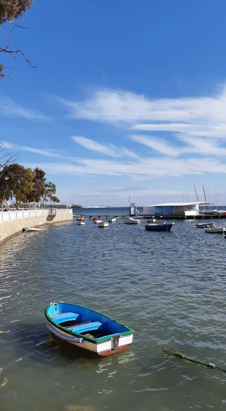 Barco Pescadores Bahía Cerca Playa Día Soleado Verano —  Fotos de Stock