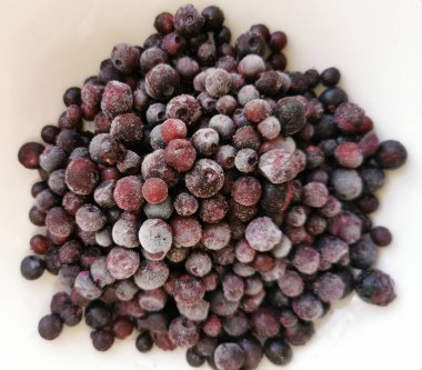 Beyaz zemin üzerinde buz olan donmuş yaban mersini arka planı