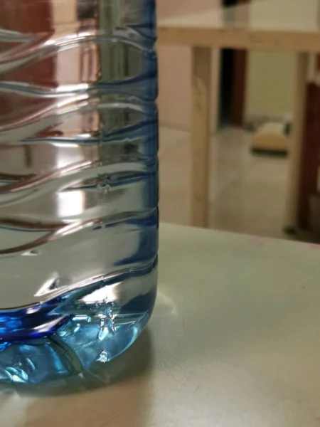 Egy Üveg Víz Asztalon Irodában — Stock Fotó
