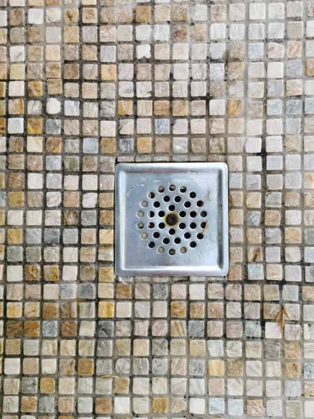 Pflaumenloch Für Die Dusche Boden Mit Einem Kleinen Mosaik — Stockfoto