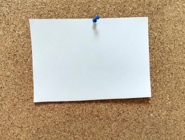 Boş notları olan mantar tahta