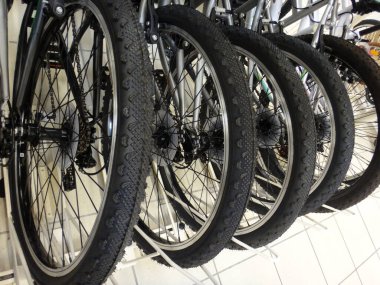 Bisiklet tekerlekleri ve lastikler spor malzemelerinin bir yelpazesinde satışta