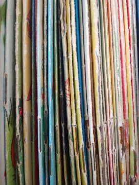 İnce çocuk kitaplarını kütüphanede ciltlemek.