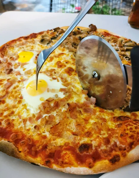 Läcker Pizza Med Bacon Ägg Svamp Och Ost — Stockfoto