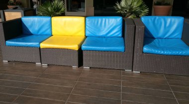 Alışveriş merkezinde oturanlar için renkli sandalyeler