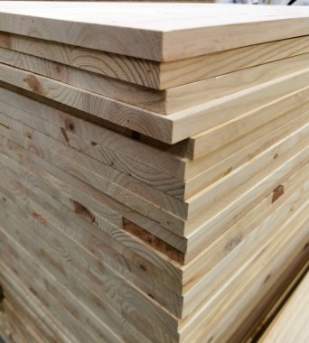 İnşaat ve onarım için tahta paneller yığını