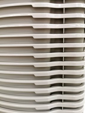 Bir yığın gri plastik leğen.