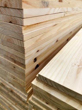 İnşaat ve onarım için tahta paneller yığını