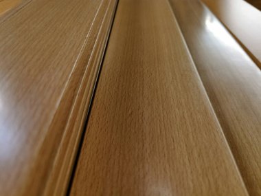 İnşaat ve onarım için tahta paneller yığını