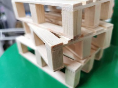 boş palet yeşil çimlerde