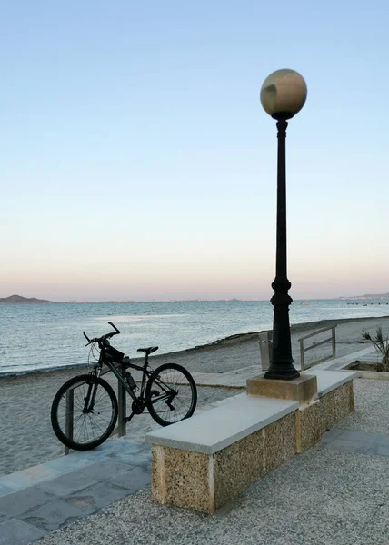 Silueta Una Linterna Una Bicicleta Contra Mar Atardecer —  Fotos de Stock