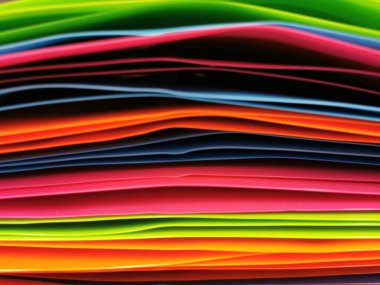 Ofis için çok renkli plastik dizinler yığını