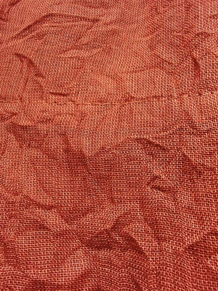 Zmačkaná Červená Tkanina Dvěma Svislými Záhyby — Stock fotografie
