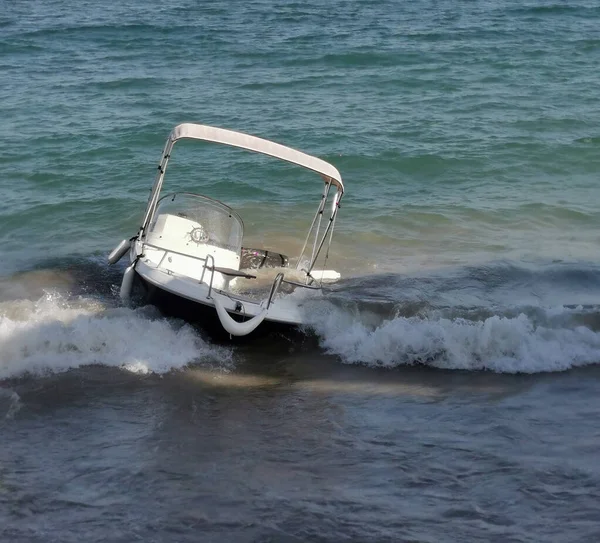 Motorcsónak Földközi Tenger Partján Hajó Elromlott Lezuhant Nem Tud Felszállni — Stock Fotó