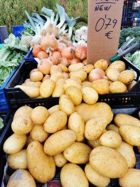 Çiftçi pazarı mevsimlik sebzelerle ve alıcılar için fiyat etiketleriyle