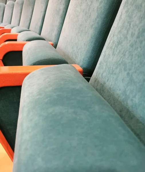 Boş bir konferans odasında mavi koltuklar.