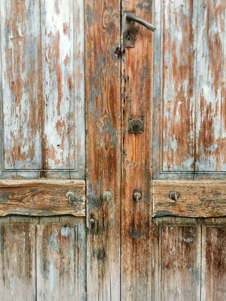 Stare Drewniane Drzwi Wymaga Naprawy Przebudowy Obróbki Drewna — Zdjęcie stockowe