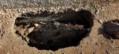 Deniz kıyısındaki kirli bir patikada yıkım.