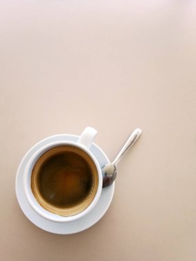 Üstten fotokopi alanı olan bir fincan kahve manzarası