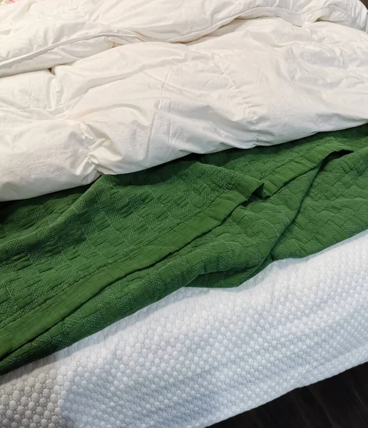 침대에 담요와 침대에 플라스미드와 침대에 — 스톡 사진