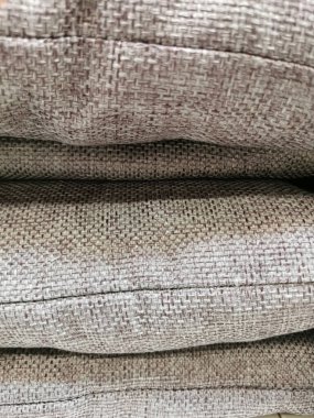 Gri renkli yastıkların arka planı. Yastıklardan yapılmış yaratıcı bir arka plan. Güzel ev, ev ve tatil konsepti