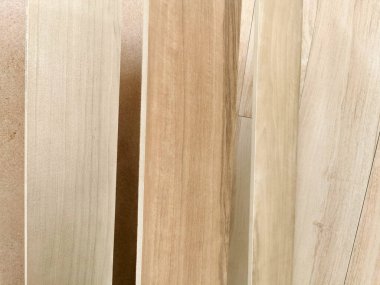 Dikey tablete bakan modern ahşap arka plan. Ahşap iç duvardan bir ev. Ahşap ahşap duvar paneli.