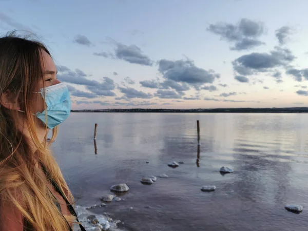 Una Giovane Ragazza Maschera Medica Durante Una Quarantena Covid Guarda — Foto Stock