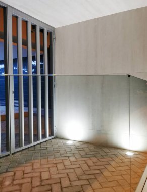 Kentleşmenin girişindeki duvarın aydınlanması, çağdaş, modern ev binalarının mimari iç tasarımı