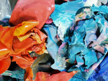 Yüzeylerden boya katmanları çıkarılmış, enkazlar renkli.