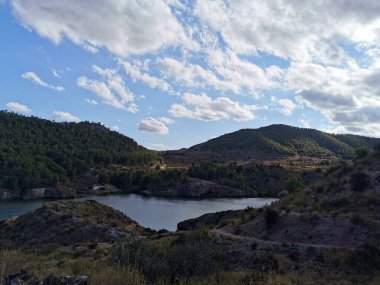 Dağların arasında dağ gölü mavi gökyüzüne karşı cou göçebe bulutlarla