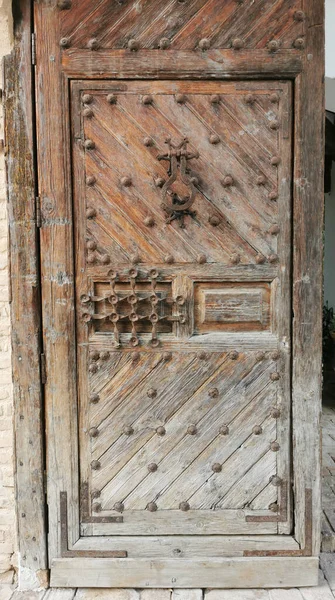 Vieille Porte Bois Antique Avec Inserts Métal Décor — Photo