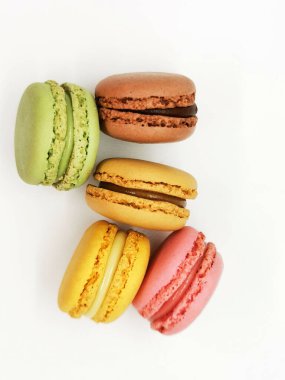 Makaron kurabiyeleri beyaz arkaplanda çok renkli izolasyon