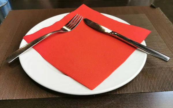 Couverts Sur Une Serviette Rouge Sur Une Assiette Blanche — Photo