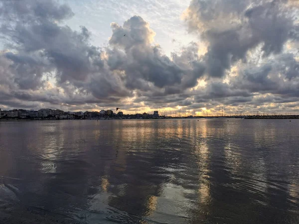 Reflejo Del Alarmante Cielo Tormentoso Superficie Del Mar Amanecer —  Fotos de Stock