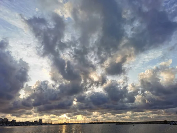 Nubes Tormenta Oscura Cielo Azul Claro Silueta Una Ciudad Puerto —  Fotos de Stock