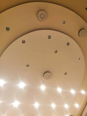 Konser salonunun tavanında lambalar açık ve yangın koruması ve havalandırma sistemi var.