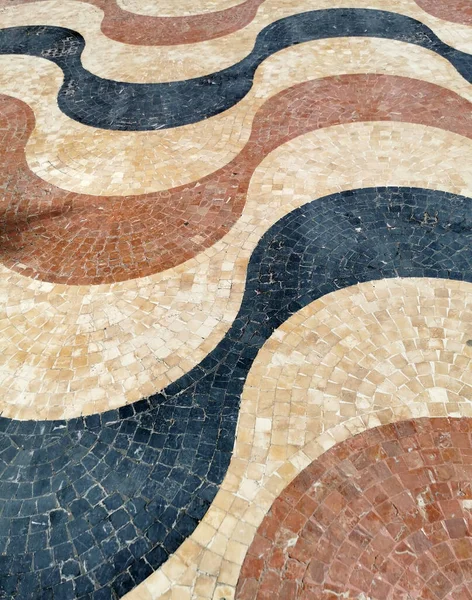 典型的葡萄牙鹅卵石人工铺装的细节 — 图库照片