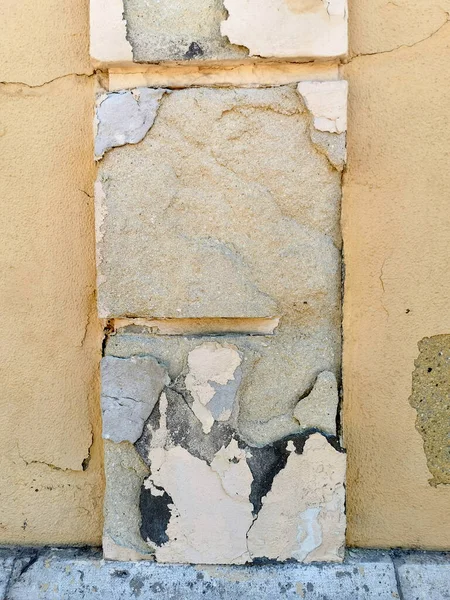 Binanın Dış Duvarında Eski Bir Alçı Yenileme Yeniden Yapılandırma — Stok fotoğraf