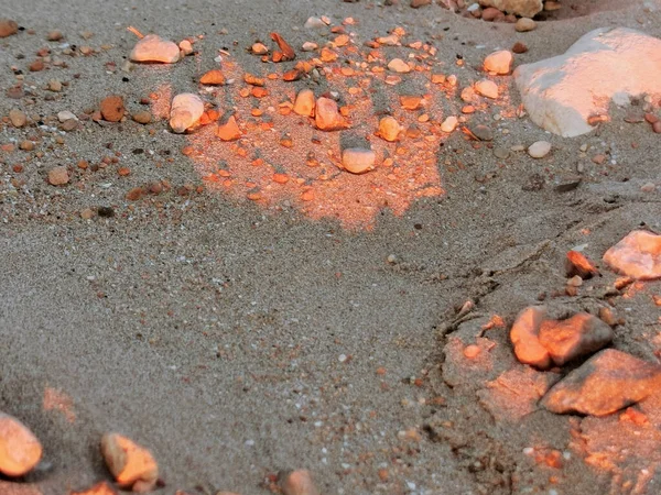 Kameny Písku Pláži Paprscích Zapadajícího Slunce — Stock fotografie